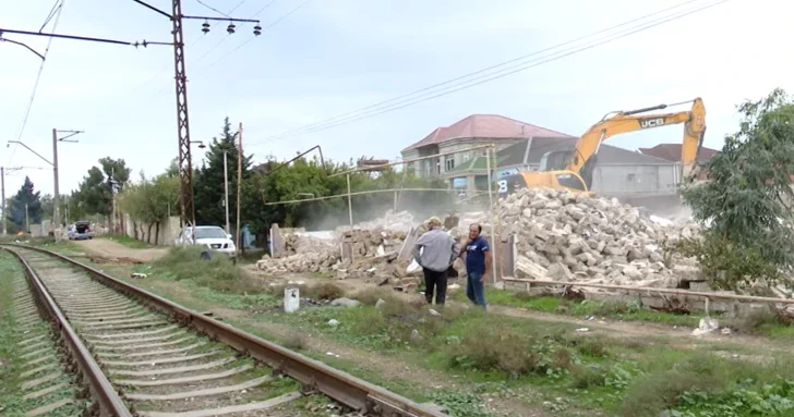 В Баку сносят дома ради восстановления железной дороги: названы суммы компенсаций