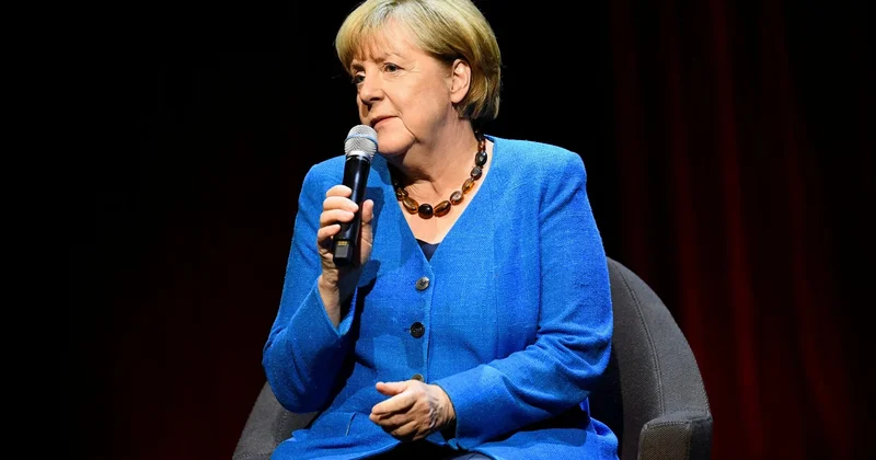 Angela Merkel Kompaniyə heyranlığını gizlətmədi
