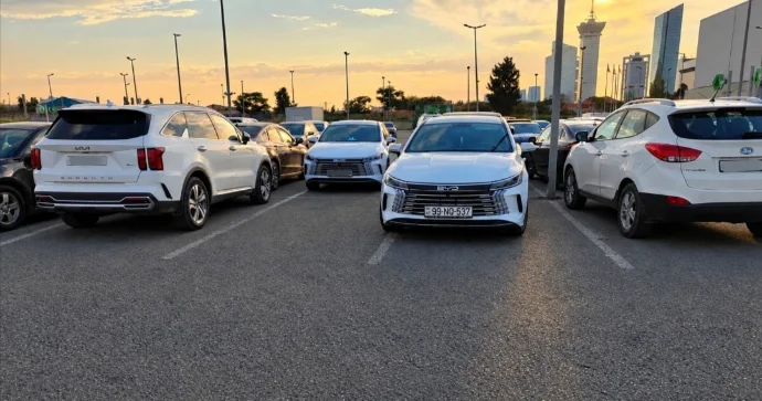 İrada məhəl qoymayıb maşını əyri park edən sürücü hamıya mane oldu FOTO