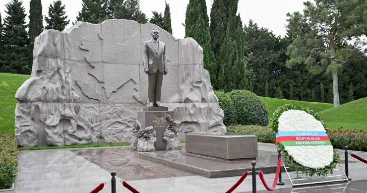 Kənd Təsərrüfatı Nazirliyinin kollektivi peşə bayramı münasibətilə Fəxri və Şəhidlər Xiyabanını ziyarət edib