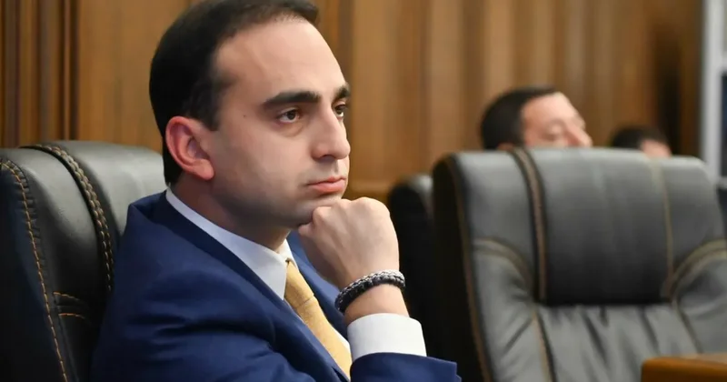 Мэр убирает Ереван Видео
