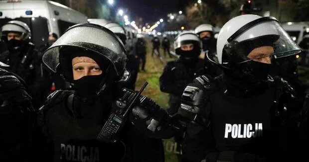 В Польше сообщили о стягивании полиции со всей страны в Варшаву