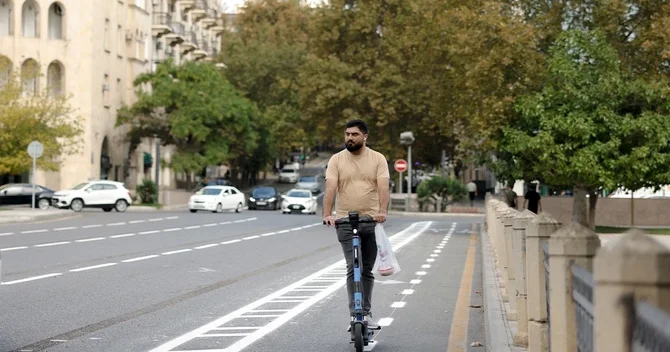 Skuter və velosiped sürənlərin NƏZƏRİNƏ Bu küçələrə də zolaqlar çəkiləcək