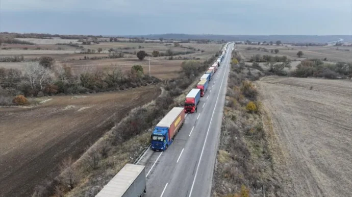 Sərhəddə 25 kilometrlik növbə yarandı FOTO