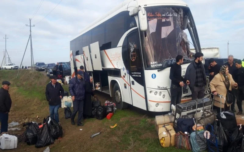 Naxçıvandan Bakıya gedən avtobus Biləsuvarda Kamazla toqquşub, xəsarət alanlar var