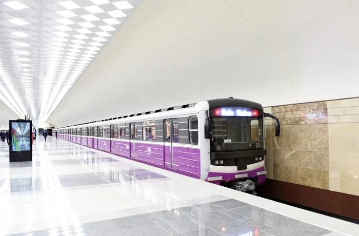 Metroda qatarların hərəkət qrafiki dəyişdi