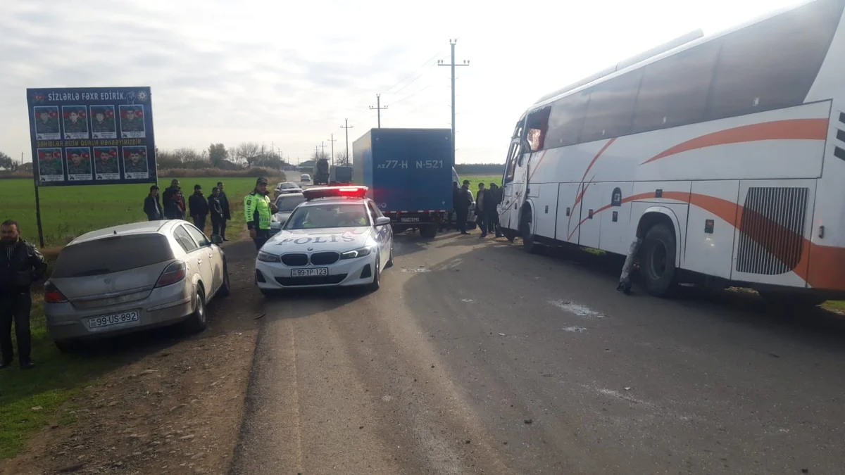 Avtobus Kamazla toqquşdu, yaralılar var Hadisə yerindən GÖRÜNTÜLƏR