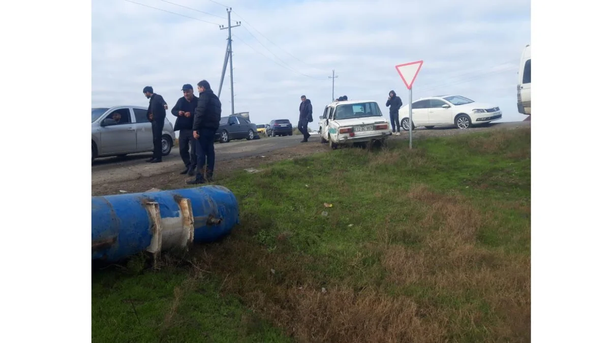 Biləsuvarda avtobus “KAMAZ”la toqquşdu Yaralılar var VİDEO FOTO