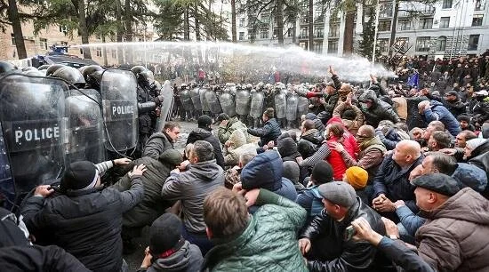 Gürcüstanda etirazçılar molotov kokteylindən istifadə edirlər