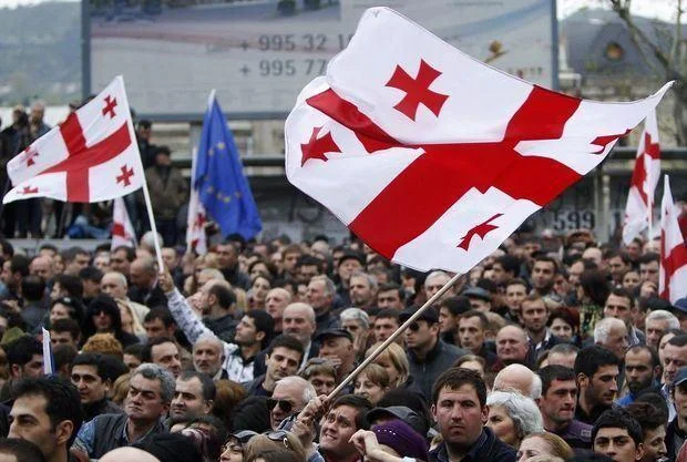 Gürcüstan çevriliş təhlükəsi ilə üzüzə: Müdafiə Nazirliyinin etirazçılara qoşulduğu deyilir