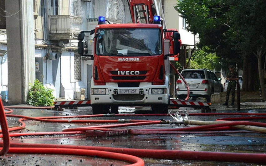 Bakıda Porsche ilə “Fiat” toqquşdu, biri alovlandı