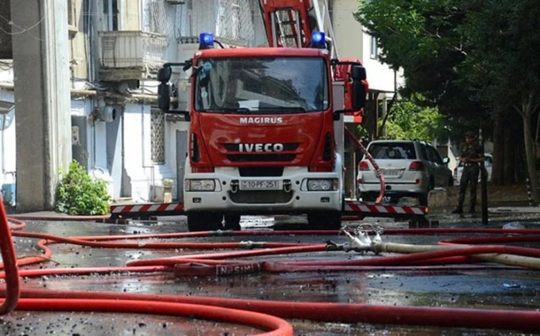 Bakıda Porsche ilə “Fiat” toqquşub, biri yanıb