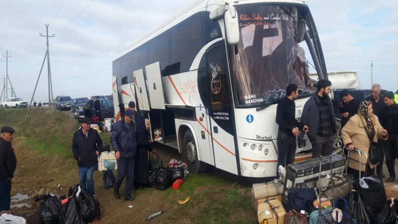 Naxçıvandan gələn avtobus Biləsuvarda Kamazla toqquşdu, xəsarət alanlar var