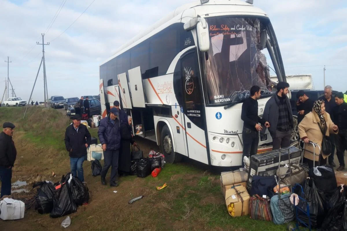 Naxçıvandan Bakıya gedən avtobus Biləsuvarda Kamazla toqquşub Xəsarət alanlar var (FOTO) AzPolitika onlayn siyasiictimai qəzet