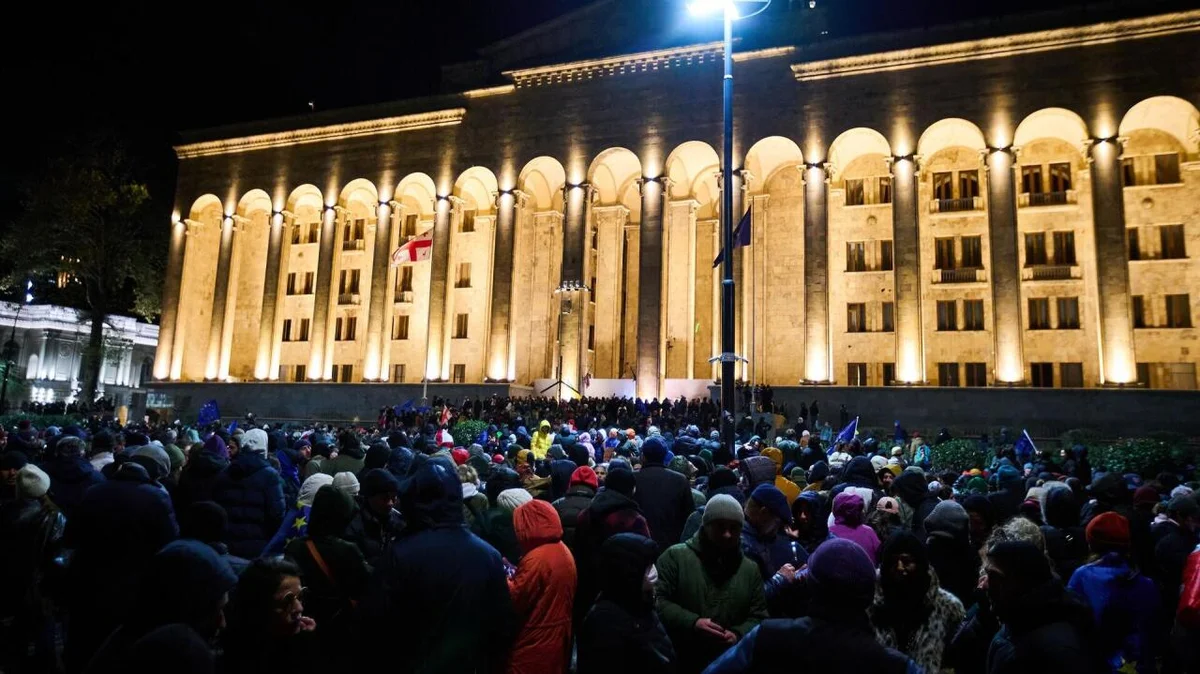 Участники митинга в Грузии разбили стекла здания парламент МВД