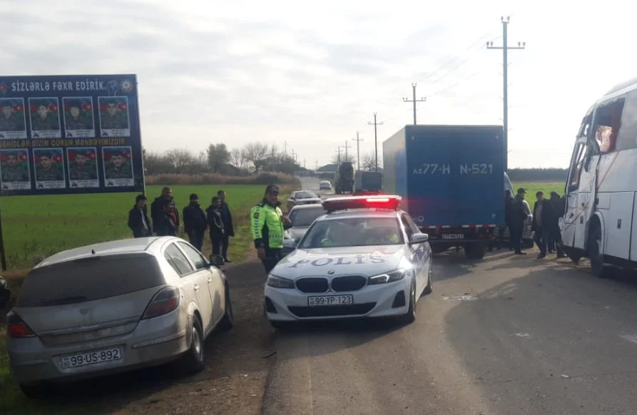 Avtobus Kamazla toqquşdu Yaralılar var / FOTO