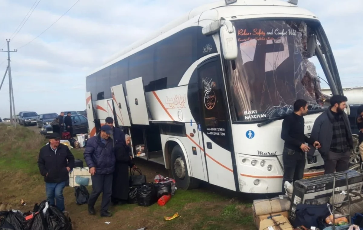 Naxçıvadan Bakıya gedən avtobus “Kamaz”la toqquşdu Yaralılar var KONKRET