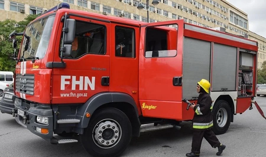 Bakıda Porsche qəzaya düşdü, yanğın oldu