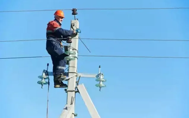 Sabirabad sakinləri elektrik dirəyindən yıxılıb: 1 ölü, 1 yaralı