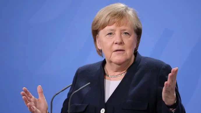 Merkel: Putin müharibəni udmamalıdır