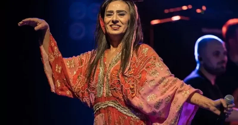 Məşhur müğənni səhnədə parikini çıxarıb yallı getdi VİDEO