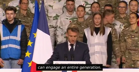 Makronun çıxışı zamanı gözlənilməz hadisə: Hərbçi səhnəni tərk etdi VİDEO