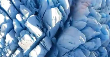 Полет над гигантскими ледяными трещинами Аляски ВИДЕО