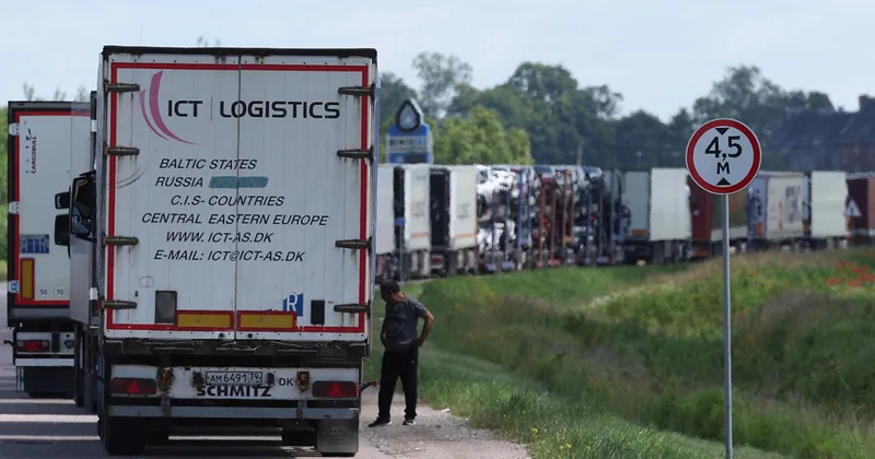 Литва попросила ЕК помочь вернуть свои фуры из Беларуси