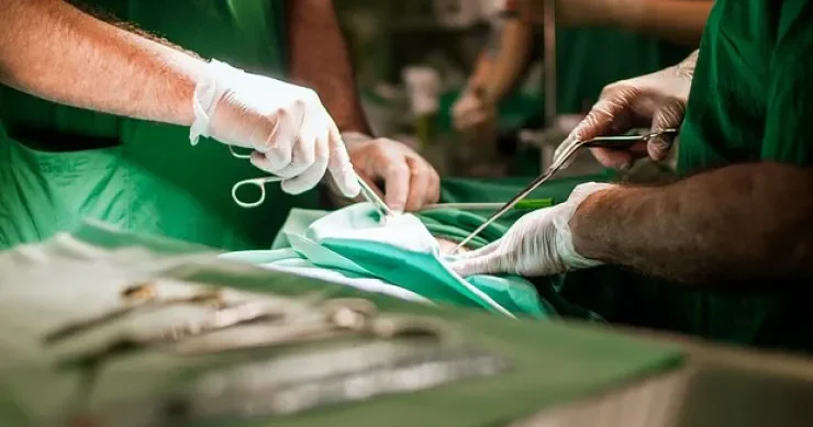 35 il mədəsində udduğu alışqanla gəzdi