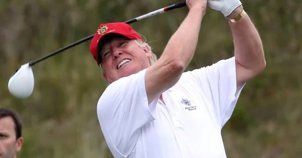 Ukrayna müzakirə olunarkən Tramp qolf oynadı