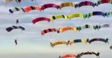 Впечатляющая формация парашютистов стала хитом соцсетей ВИДЕО