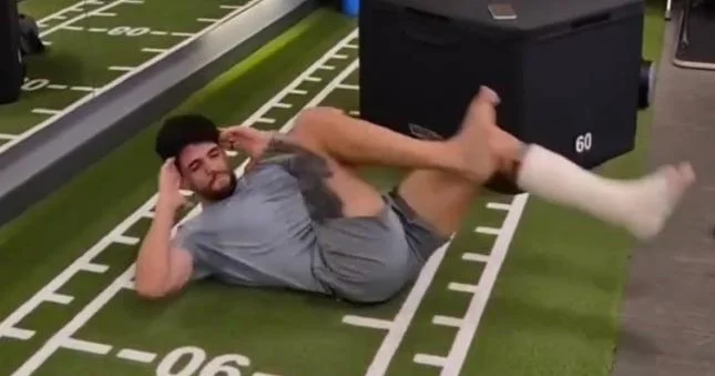 Ayağı qırılan Kadinin fədakar məşqi Video