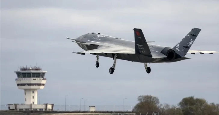 Турецкий БПЛА Bayraktar KIZILELMA впервые в истории военной авиации поразил воздушную цель