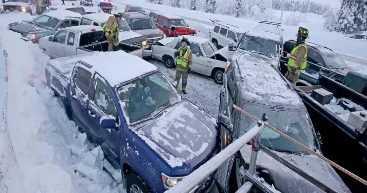 ABŞ da qar səbəbindən onlarla avtomobil qəzaya uğradı