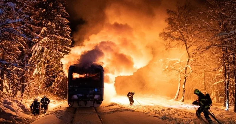 Partizanlar Rusiyada hərbi elektrovozu yandırdı... “ATEŞ“ VİDEO