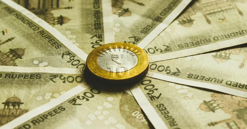 Пошлины США сделали индийскую валюту худшей в Азии Minval Politika