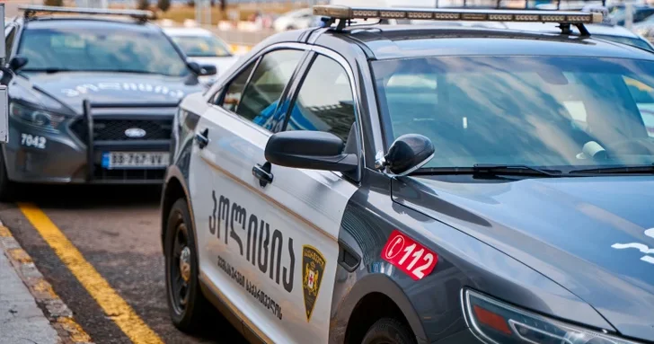 Неизвестный открыл стрельбу на улице в Кутаиси: один человек погиб, двое ранены