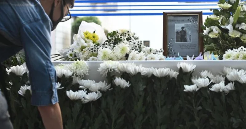 Тысячи людей почтили память жертв крупнейшего пожара в Гонконге