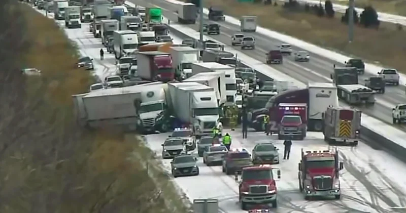 В США произошла массовая авария с участием более 40 автомобилей