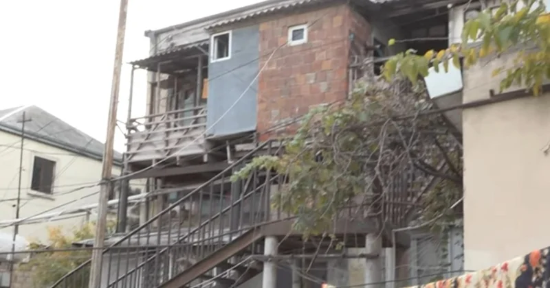 Binəqədidə qəzalı bina: Sakinlər illərdir təhlükə altında yaşayır VİDEO