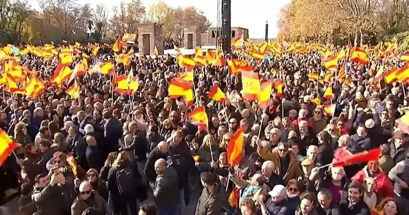Madriddə on minlərlə insan küçələrə çıxaraq erkən parlament seçkilərinin keçirilməsini tələb edib