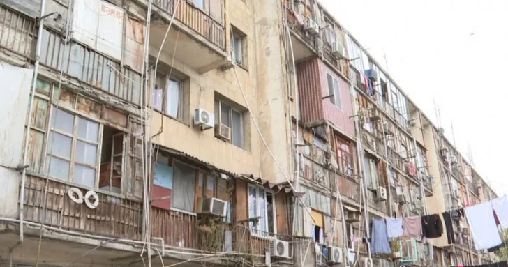 Опасное жильё в Бинагади: переселенцы жалуются на затопление и разрушения