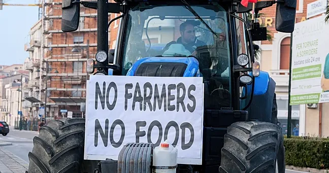 В Греции на протестах из за субсидий произошли столкновения фермеров с полицией