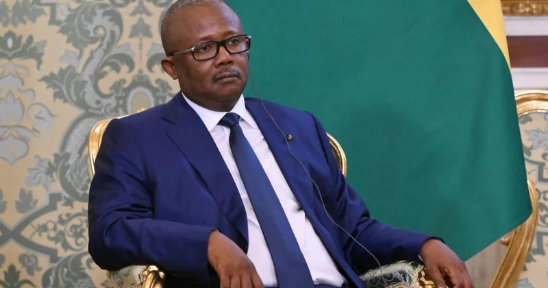 Devrilmiş prezident ölkədən qaçdı