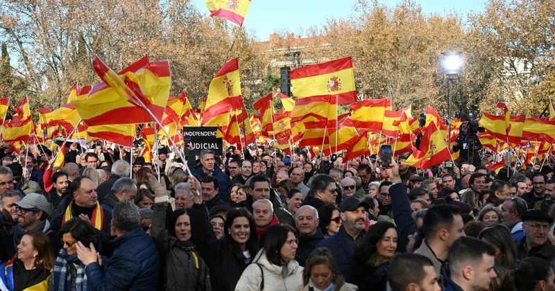 Мафия или демократия? : десятки тысяч мадридцев требуют досрочных выборов