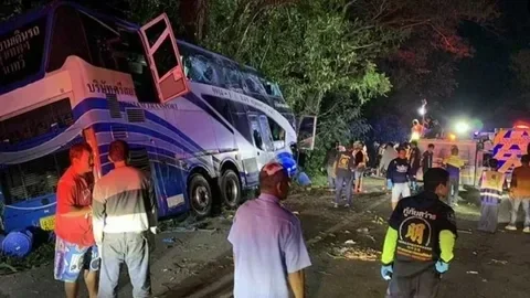 Taylandda avtobus yük maşını ilə toqquşub, çox sayda yaralı var