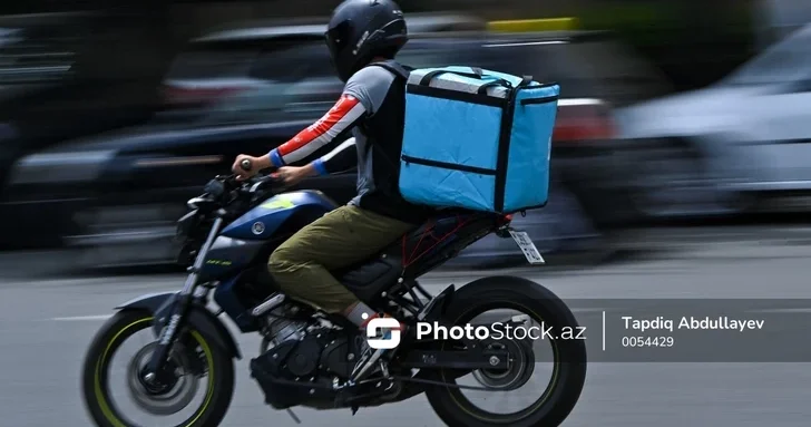 Новые штрафы для водителей мопедов в АР: 40 манатов за отсутствие или незастёгнутый шлем