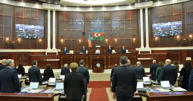 Deputatlar tətilə getdi