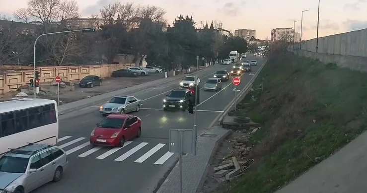 На ряде дорог в Бинагади установлены новые светофоры