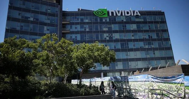 Самая дорогая компания мира купила акции слабеющего техногиганта